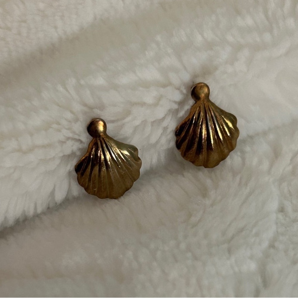 Goldtone Clamshell Earrings!